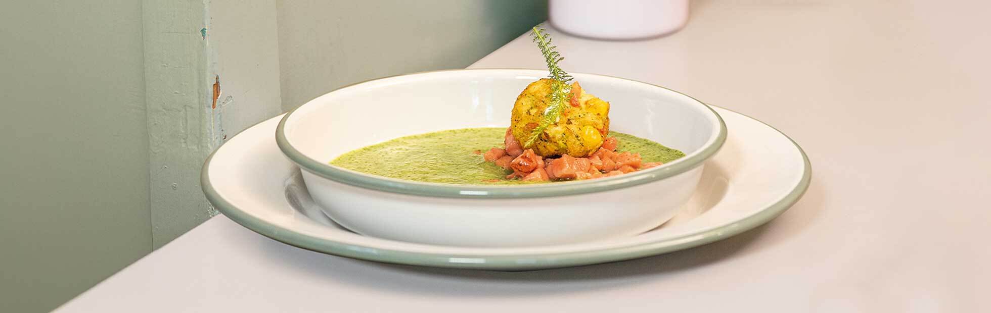 Kartoffel-Bärlauchsuppe mit Gemüsebällchen auf gebratenen Zarenlachs-Würfeln