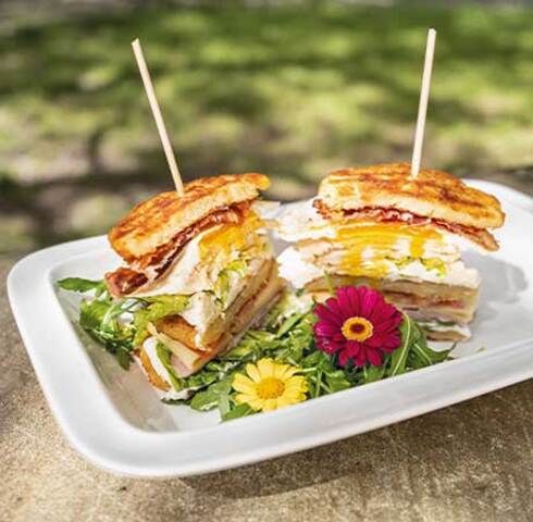 Rösti-Club-Sandwich mit Rucola und Frühlingsblüten Image